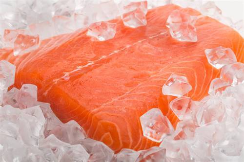 Lachsfilet auf Eis