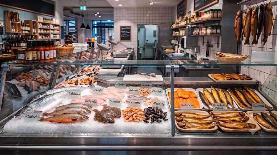 Frischetheke mit Fisch, Räucherfisch und Meeresfrüchten
